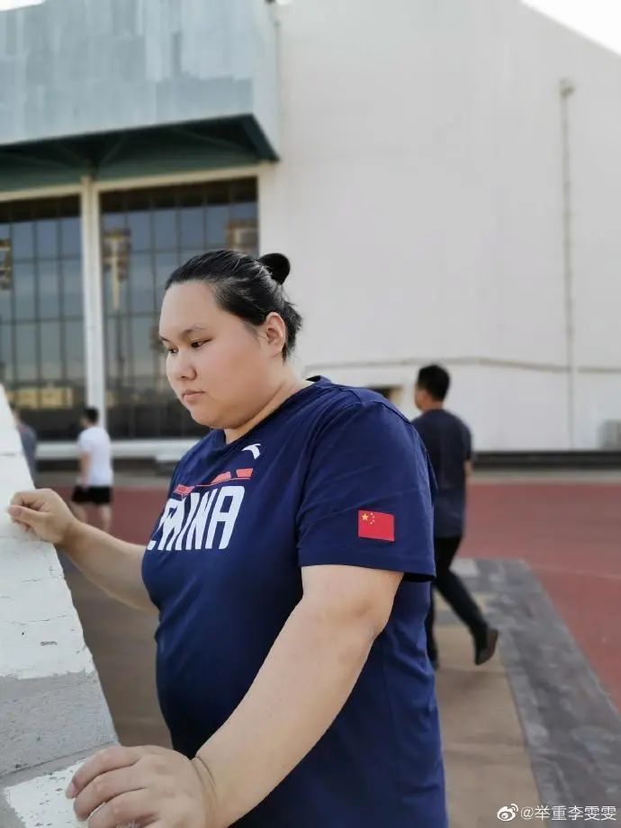 举重女子55公斤教练失误_女子举重冠军抱起教练_女子举重教练保守