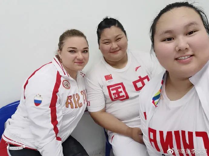 女子举重冠军抱起教练_举重女子55公斤教练失误_女子举重教练保守